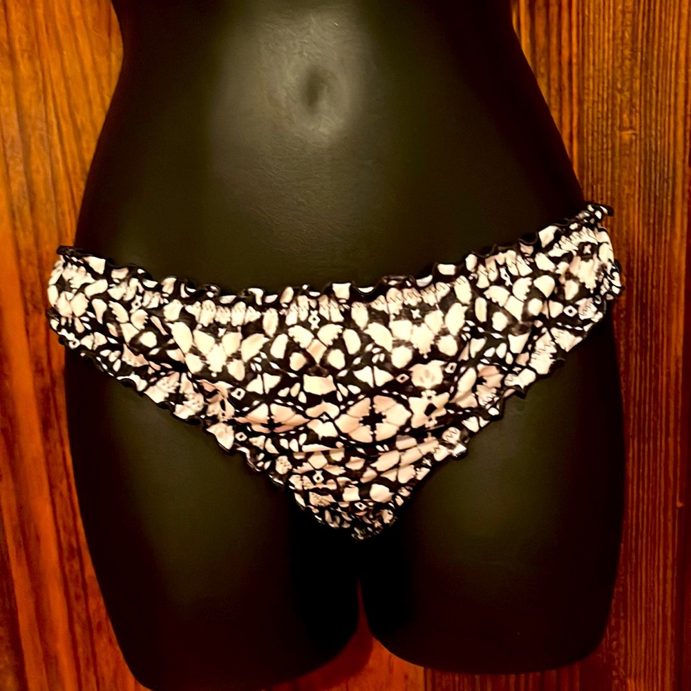 NWOT Ruched & Ruffle Bikini Bottoms